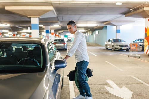 Schade aan auto door vernieling: wat kun je doen?