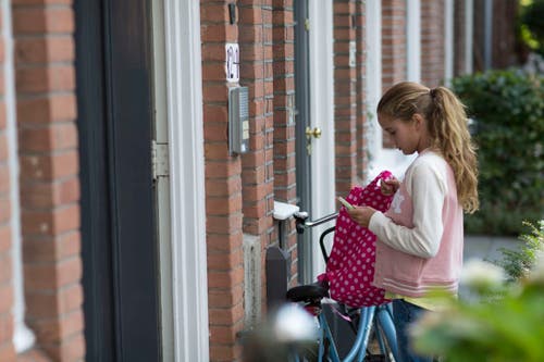 Zo verliest onbereikbare Ella helemaal het gezag over haar dochter