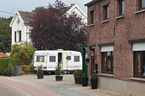 Camper of caravan voor de deur:  mag dat?