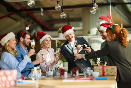 Kerstborrel: van gezelligheid naar juridische nachtmerrie?