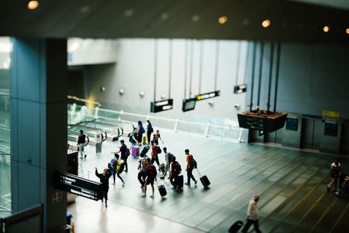 Vertraagde vlucht na vakantie: mag je werknemer verplichten vakantiedagen op te nemen?